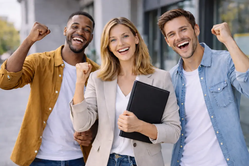 Drei Personen freuen sich über abgeschlossene Prüfung
