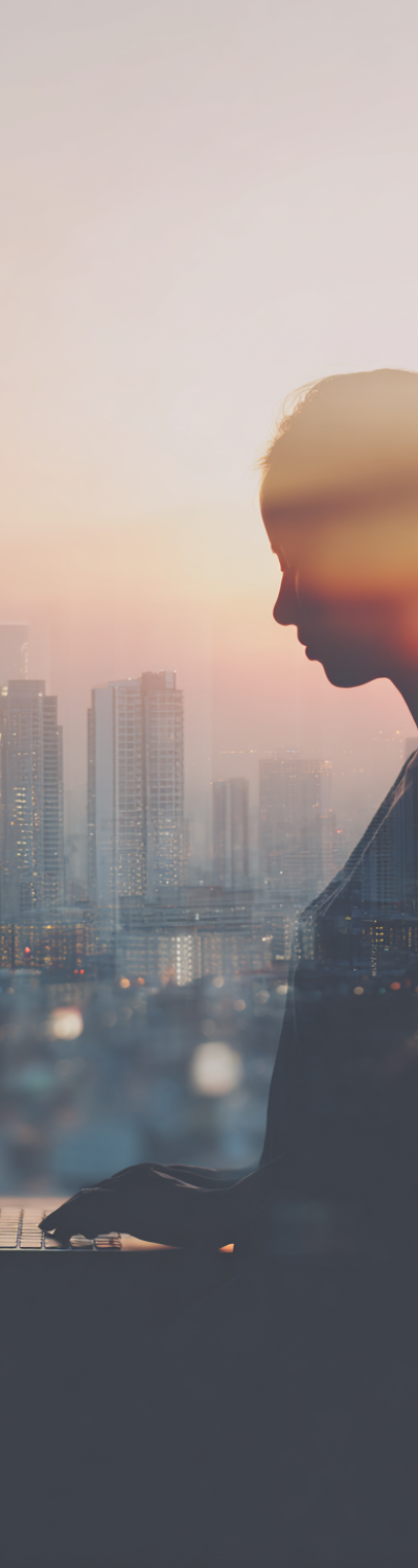 Silhouette City-View mit Frau bei der Online Weiterbildung