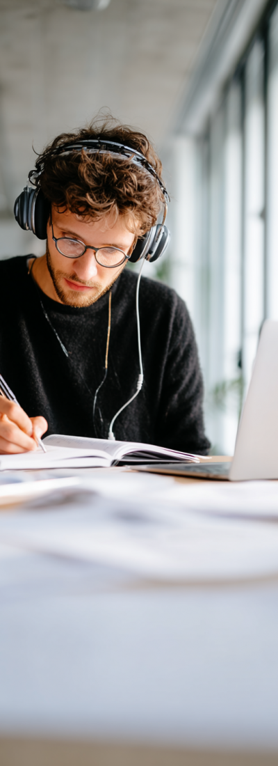 Mann mit Headset lernt für die IHK-Vorbereitung